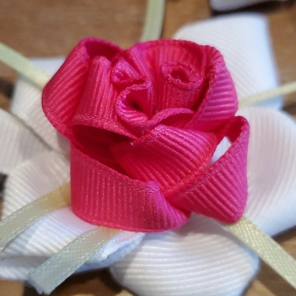 NWT Handcrafted Ribbon Rose Hair Clippies - Picture 2 of 3